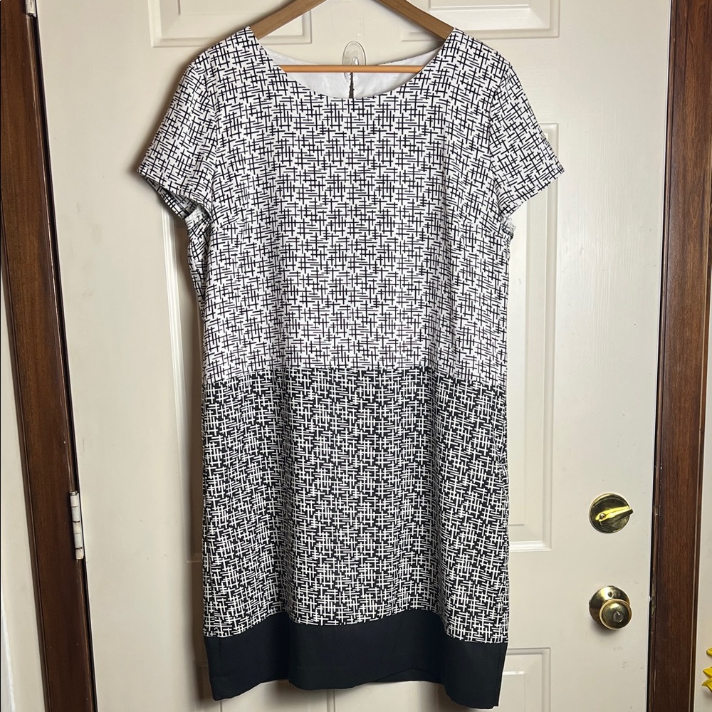 New York & Company Black and White Short Sleeve Shift Dress